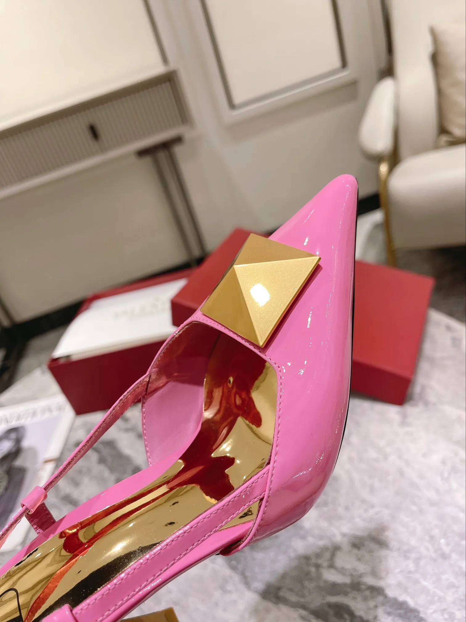 👟👟Ex-factory price 400👟👟 Genuine leather sole +40 Valentino Valentino spring and summer new rivet shoes are new☑️ —————————————— The latest golden big rivet element is full of high-end sense! Extremely fashionable Heel height: 9.5cm Upper: Matt sheepskin Lining: Sheepskin lining Outsole: Italian genuine leather outsole, rubber sole optional Color: Two styles and 8 colors available Code number: 34-41 (34 and 42 customized are not returnable)